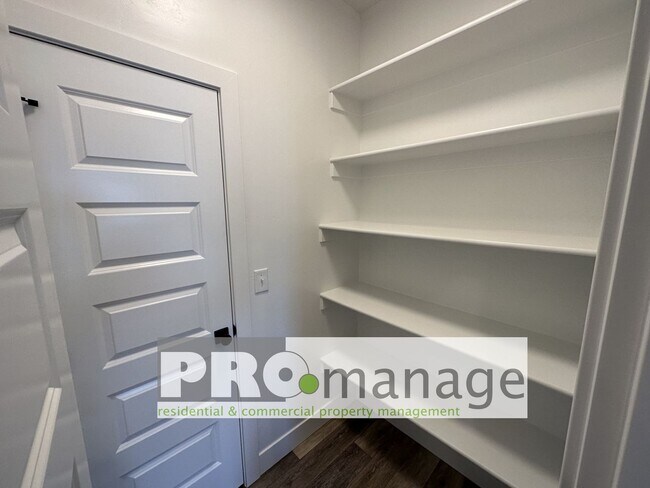 Building Photo - 3 Bed, 2.5 Bath Townhome w/ 2-Car Garage - NEAR NEW - Ammon