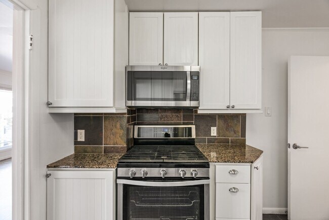 Building Photo - Stunning, Pet Friendly Edwardian 2BR Remod...
