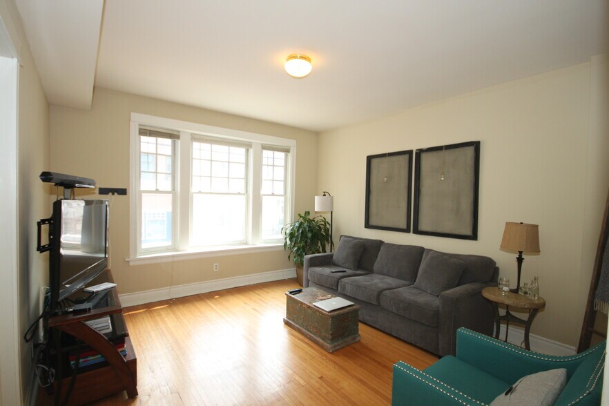 Building Photo - 1336 W Belmont Ave