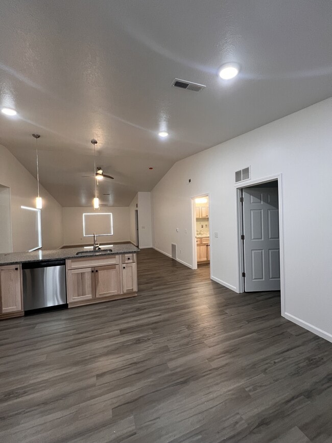 Building Photo - 209 Millersburg St