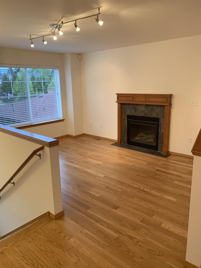 Building Photo - 9515 Holly Dr