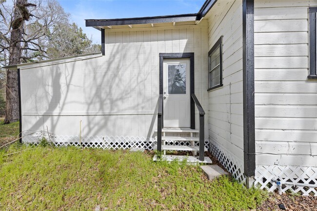 Building Photo - 16643 Lake Cir