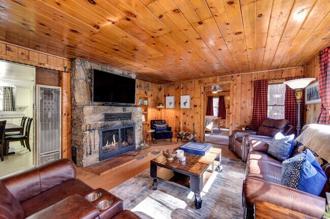 Building Photo - Adorable Home Available June 26th!