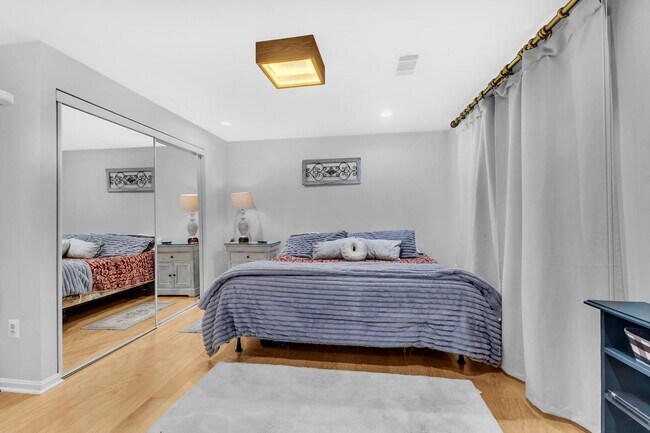 Building Photo - Beautifully Updated End-Unit Townhome in P...