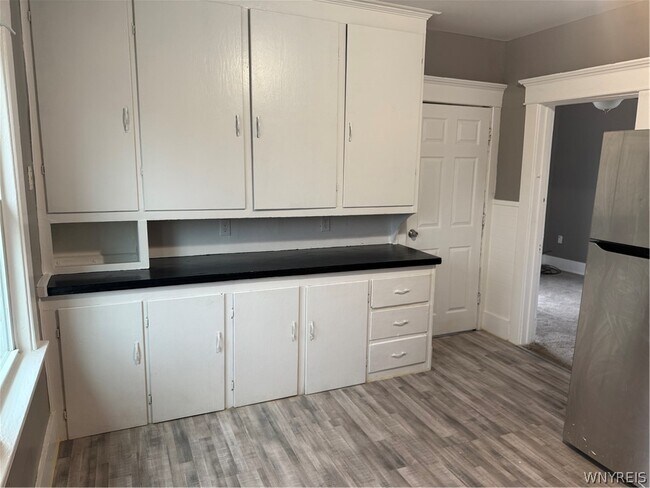 Building Photo - 1927 Seneca St