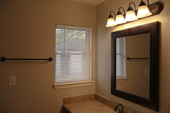 Building Photo - 9613 Westview Dr