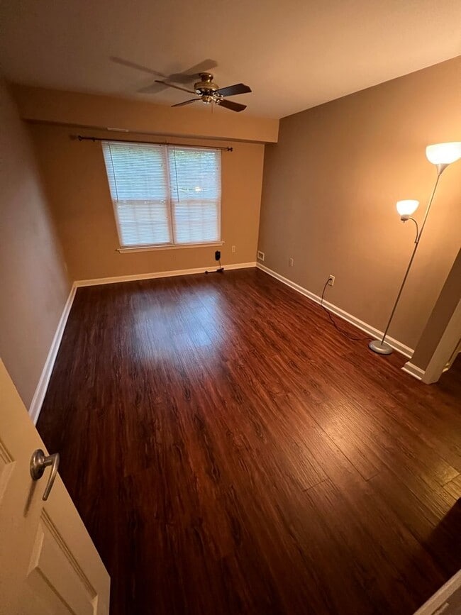 Building Photo - Newtown Grant 2 bedroom condo available Jul 1