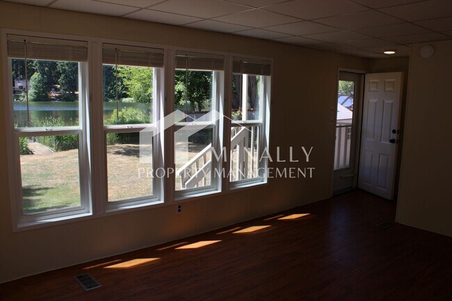 Building Photo - Lakefront Living in Lakebay
