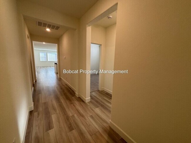 Building Photo - 925 Nelle Dr