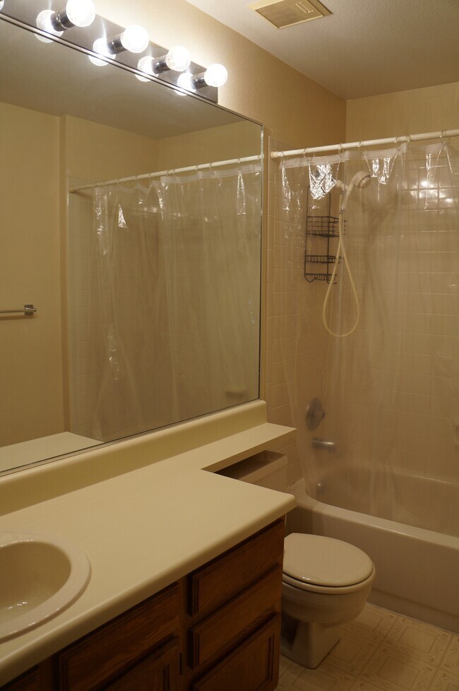 Building Photo - 7565 Hickorywood Dr