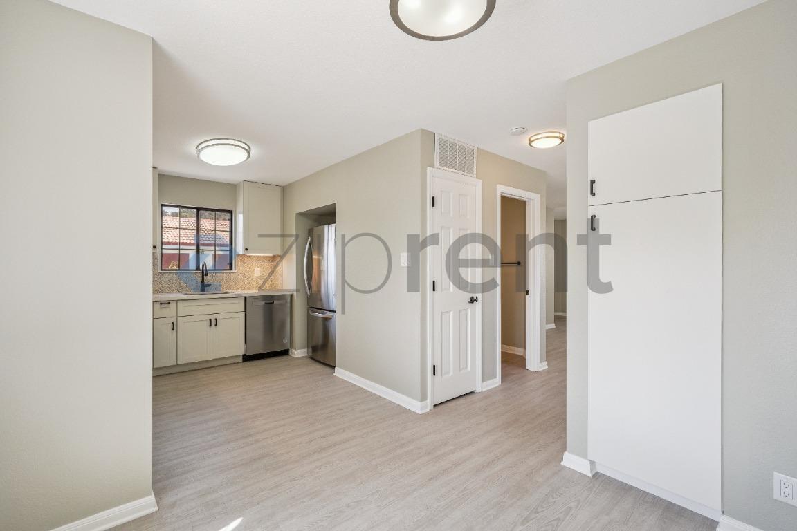 Building Photo - Unit C