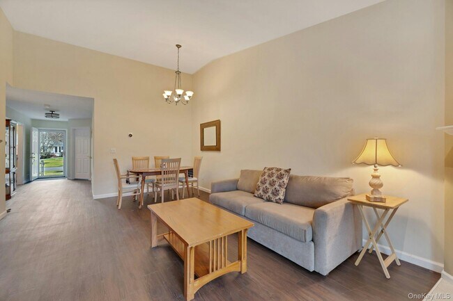 Building Photo - 2555 Youngs Ave