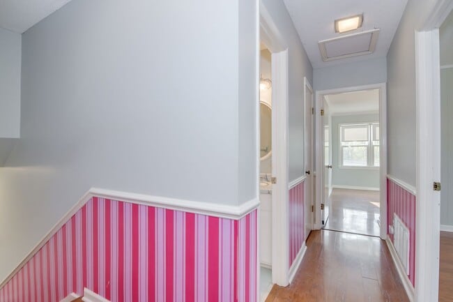 Building Photo - Great Location 4 Bedroom