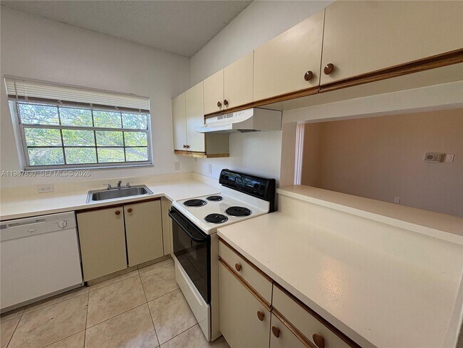 Building Photo - 601 Cypress Lake Blvd