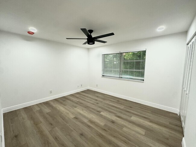 Building Photo - 153 SE Calmoso Dr