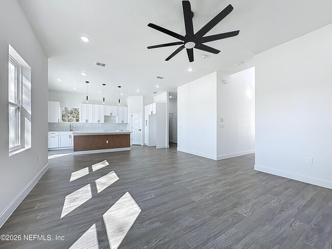 Building Photo - 2121 Broadwater Dr