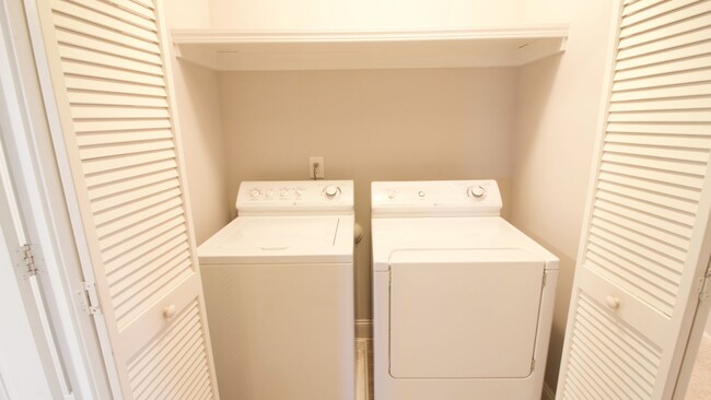 Building Photo - Breathtaking 2 Bd/2.5 Baths End-Unit Townh...