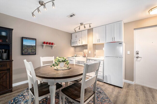 Building Photo - 5056 Valleyway Dr