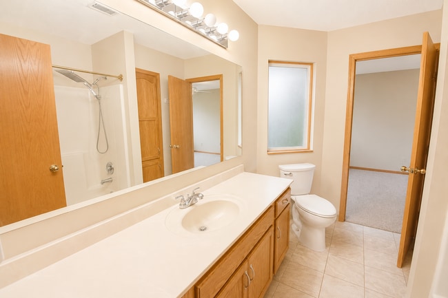 Building Photo - Bright Townhome with Fireplace & Nature Views