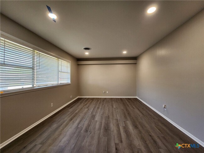 Building Photo - 273 Meadow Ave