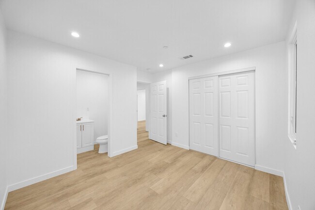 Building Photo - 309 N Catalina Ave