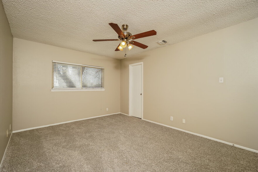 Building Photo - 605 Janice Dr