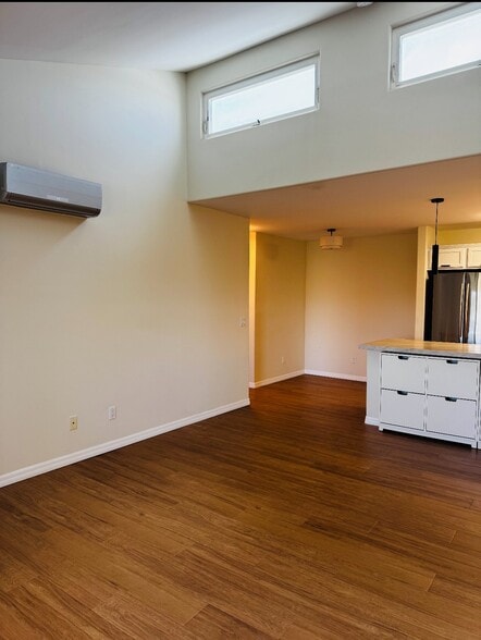 Building Photo - 5252 Balboa Arms Dr