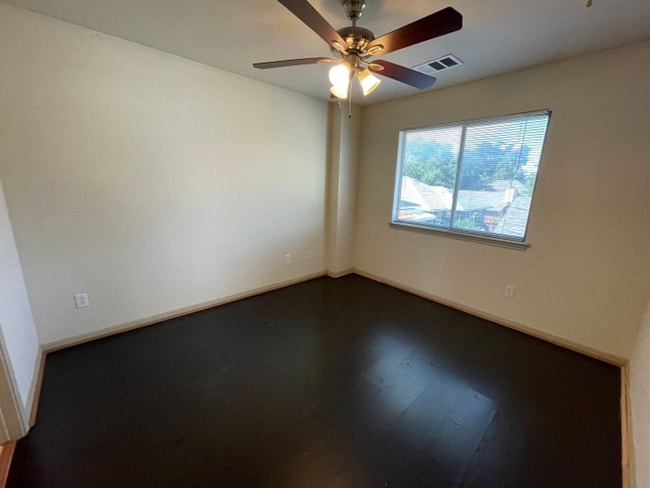 Building Photo - 1Bed/1Bath Garage Apartment in Brentwood