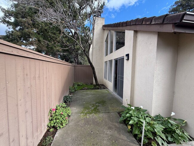 Building Photo - Executive 2-bedroom condo in gated community!