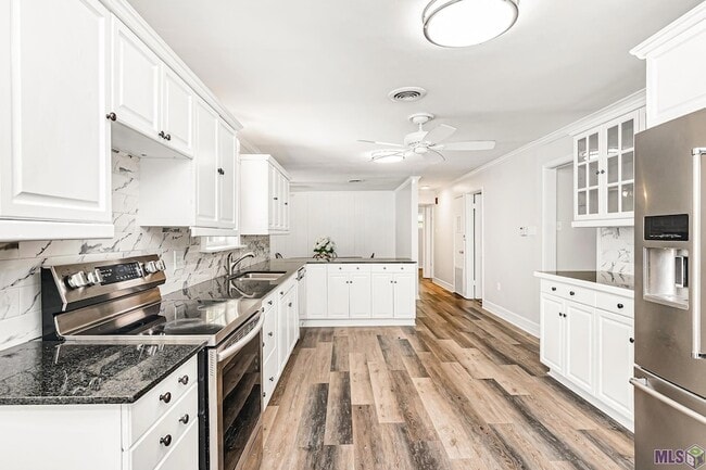Building Photo - 8245 Rainbow Dr