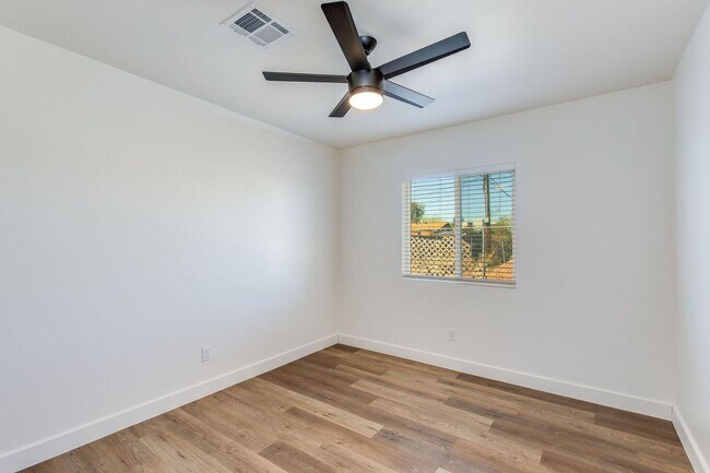 Building Photo - 1329