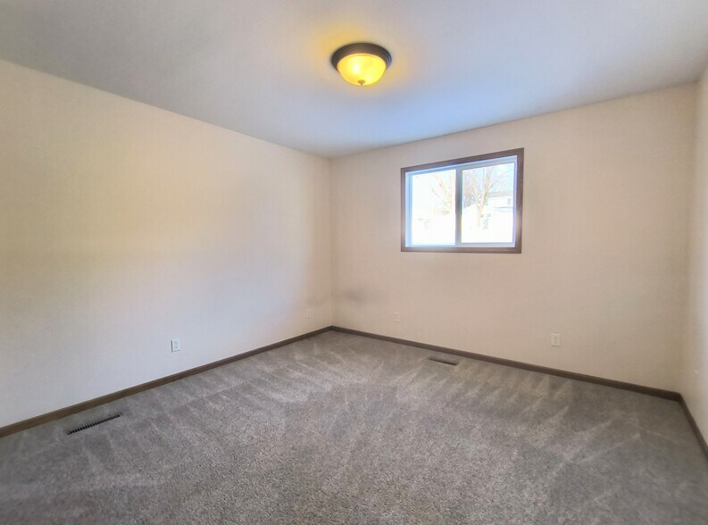 Building Photo - 108 Center Street Ct