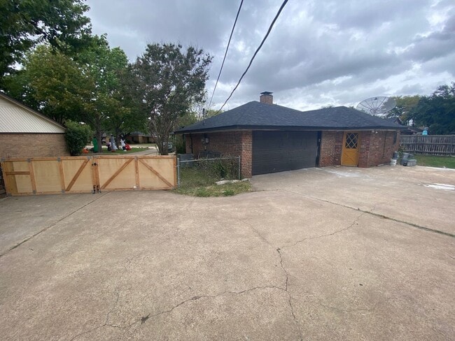 Building Photo - Blend of comfort and convenience