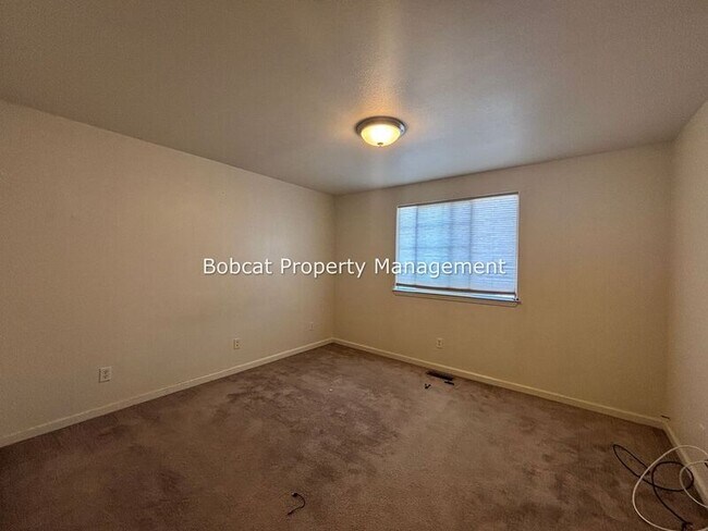 Building Photo - 217 Meadowood Ct