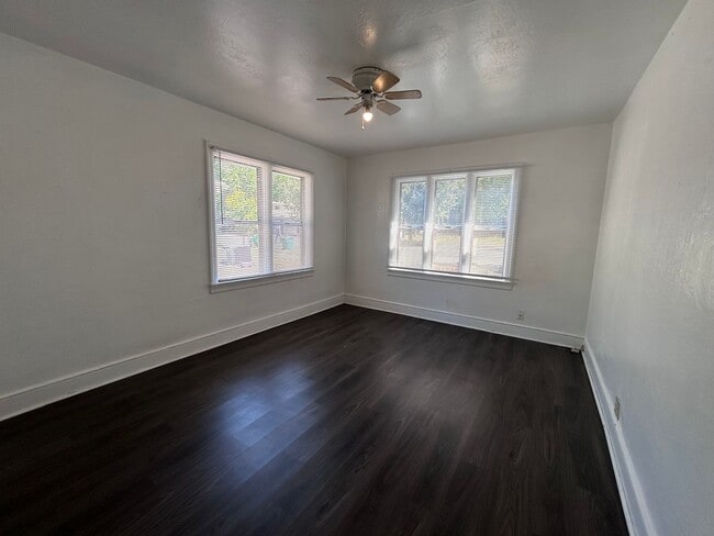 Building Photo - 3bd 2 ba home, great location