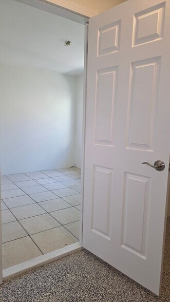 Building Photo - 892 Robin Dr