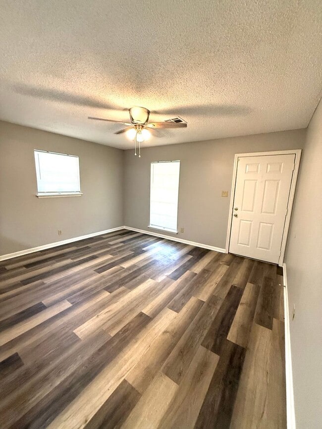 Building Photo - ** 3 bed 1 bath located in Chisolm ** Call...