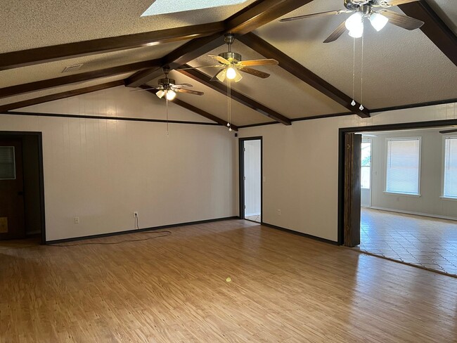 Building Photo - Wow 4 bedroom 3 bath 2 garage  almost 3000...