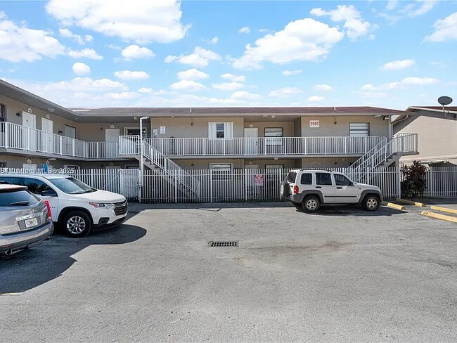 Building Photo - 2560 W 60th St