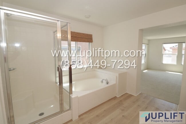 Building Photo - 4 bedroom 2.5 bathroom home in Chula Vista...