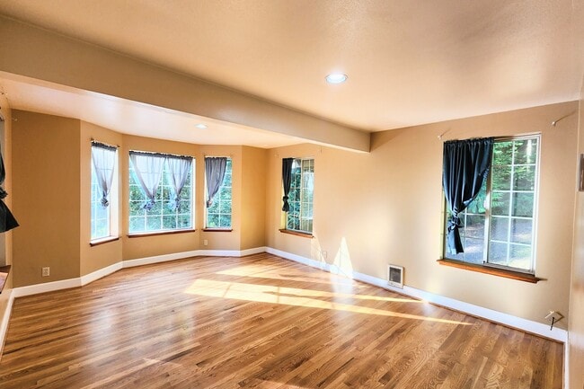 Building Photo - 8542 Battle Point Dr NE