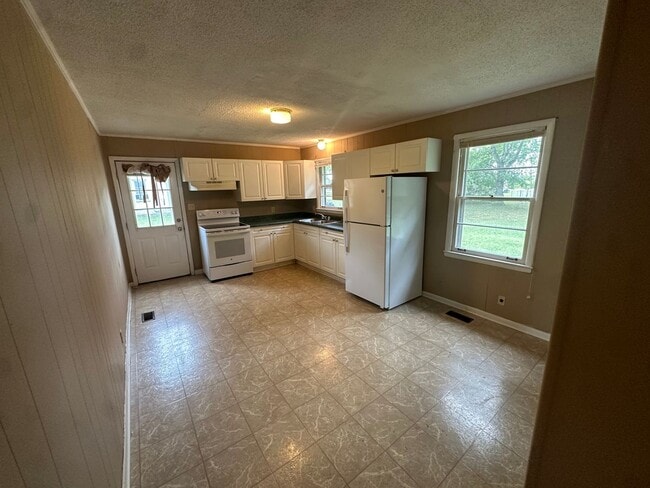 Building Photo - 2 Bedroom, 1 Bath House In Outskirts of Co...