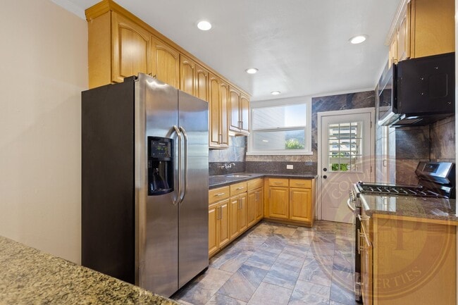 Building Photo - Collingwood Street - 450-452