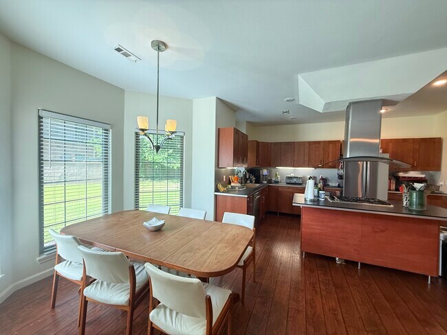 Building Photo - 300 SW Bordeaux Ct