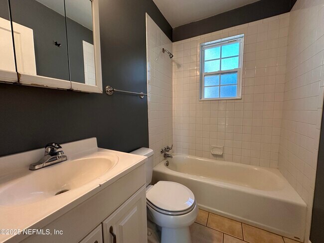 Building Photo - 1761 Lilly Rd E