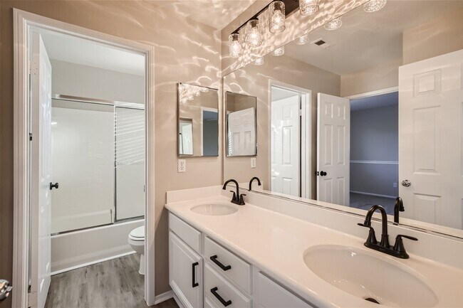 Building Photo - 4 BD/3 Ba Home with Three car attached gar...