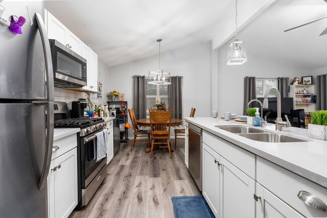 Building Photo - 720 S Velie St