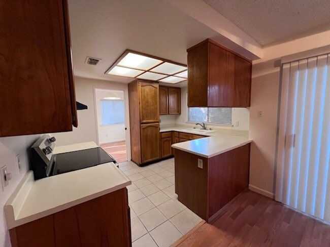 Building Photo - Freshly painted Pocket home close to schools and shopping.