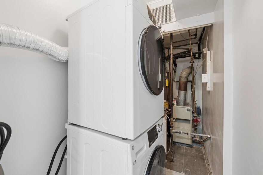 Building Photo - 204 Webster St NE