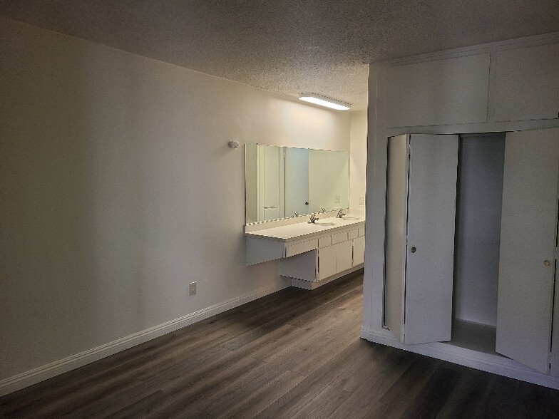 Building Photo - 160 S El Molino Ave